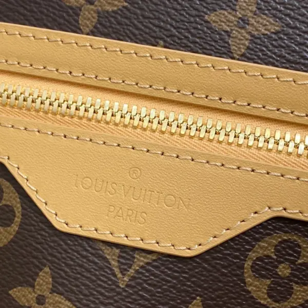 LV Outdoor Backpack 壓花麂皮細節粒面皮革雙肩包 20 LV Outdoor Backpack 壓花麂皮細節粒面皮革雙肩包