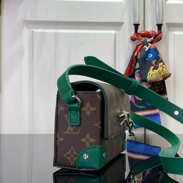 Louis Vuitton Steamer可穿戴式錢包 - Borneo綠色Monogram Macassar塗層帆布
