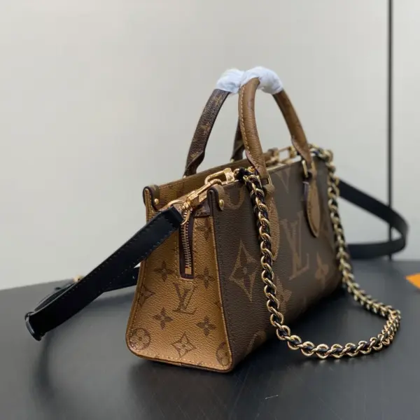 Louis Vuitton OnTheGo East West Chain 包包 - 經典Monogram Giant與多用途設計