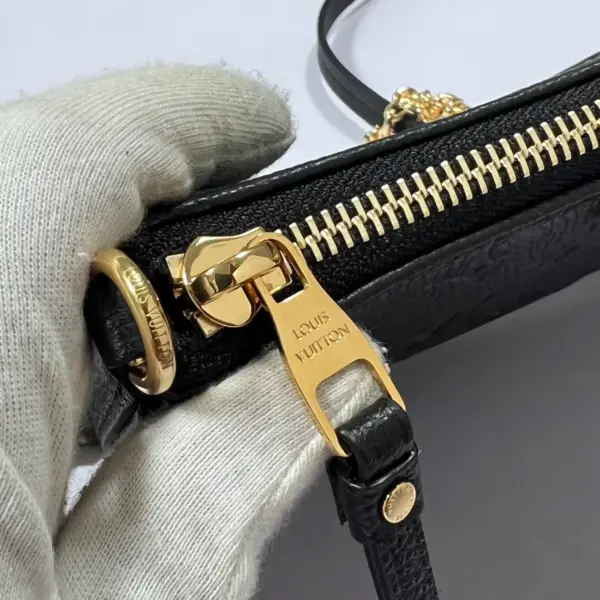 Louis Vuitton Easy Pouch On Strap 壓花牛皮鏈條斜挎包