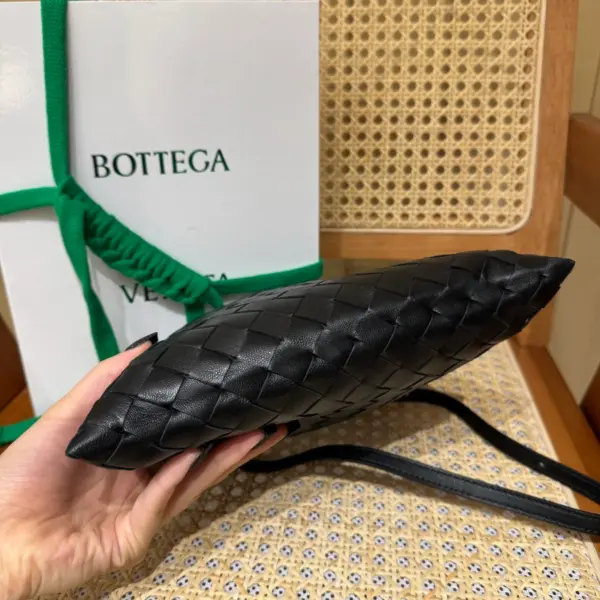 迷你Intrecciato編織卡其色牛皮斜挎包