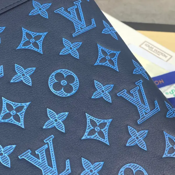 Louis Vuitton Pochette To-Go 隨身包 | 小牛皮Monogram印花 | 可拆式腕帶設計