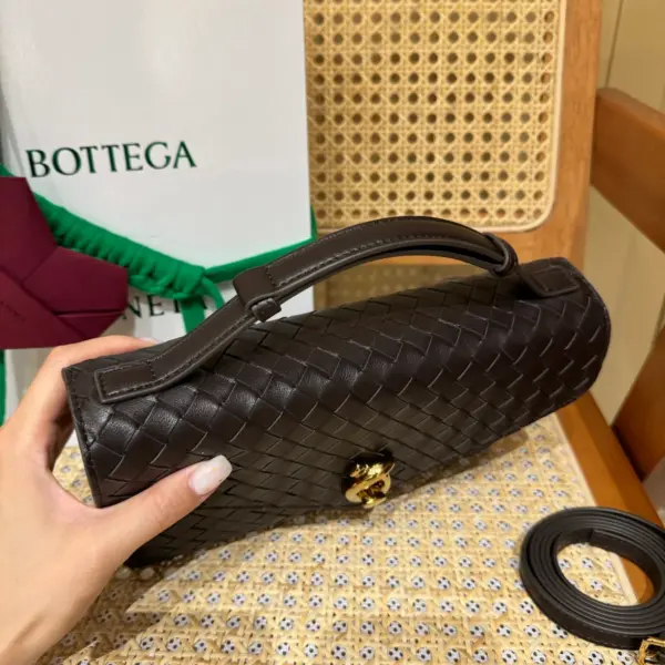 BottegaVenetaIntrecciato編織巧克力棕羊皮革斜挎包