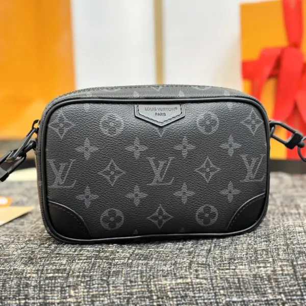 Louis Vuitton Trocadéro 可穿戴式錢包 - Monogram Eclipse塗層帆布