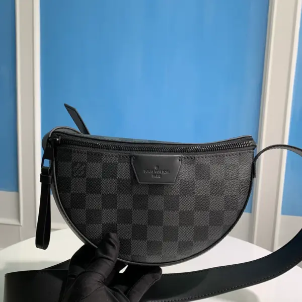 LV Moon 斜背包 - Monogram Eclipse 塗層帆布 半月形設計