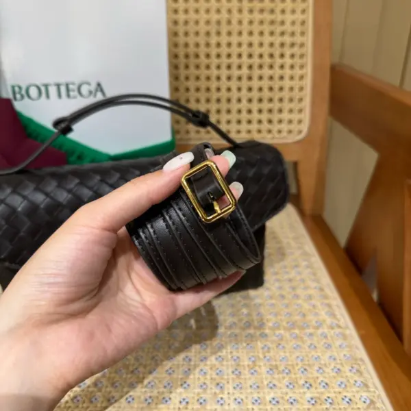 BottegaVenetaIntrecciato編織巧克力棕羊皮革斜挎包