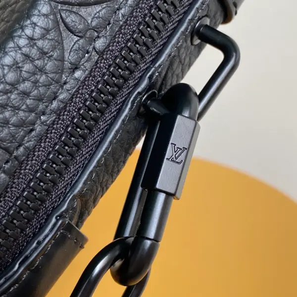 路易威登Soft Trunk Monogram壓花皮革斜挎錢包