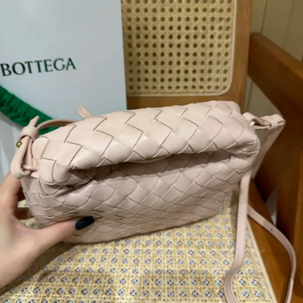 BottegaVeneta迷你Intrecciato編織蓮花粉斜挎包