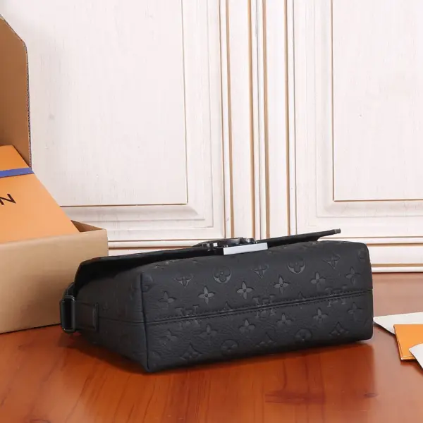 Louis Vuitton S-Cape 郵差包 | Taurillon Monogram 壓花牛皮 經典S-lock鎖扣設計