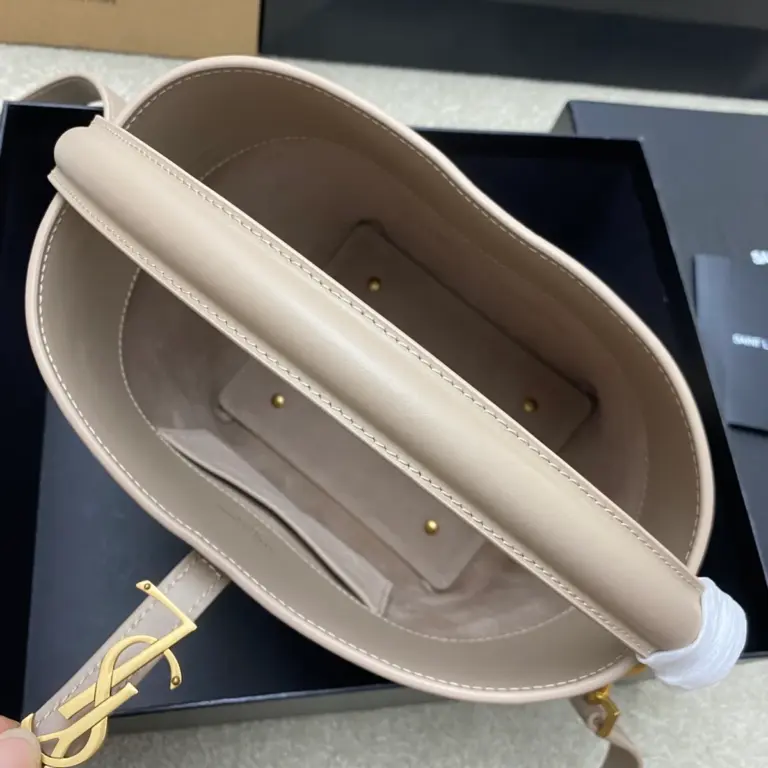 義大利小牛皮水桶袋 | 金屬Cassandre鉤扣設計