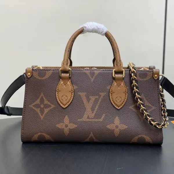 Louis Vuitton OnTheGo East West Chain 包包 - 經典Monogram Giant與多用途設計