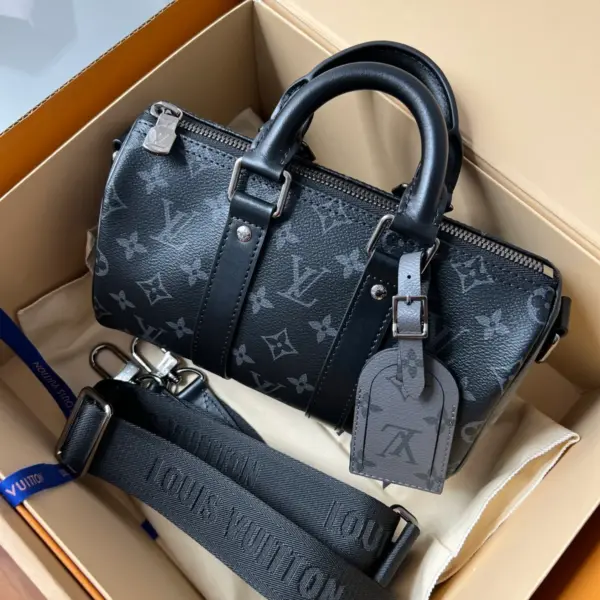 路易威登Keepall Bandoulière 25 Monogram Eclipse Reverse帆布包包 14 路易威登Keepall Bandoulière 25 Monogram Eclipse Reverse帆布包包