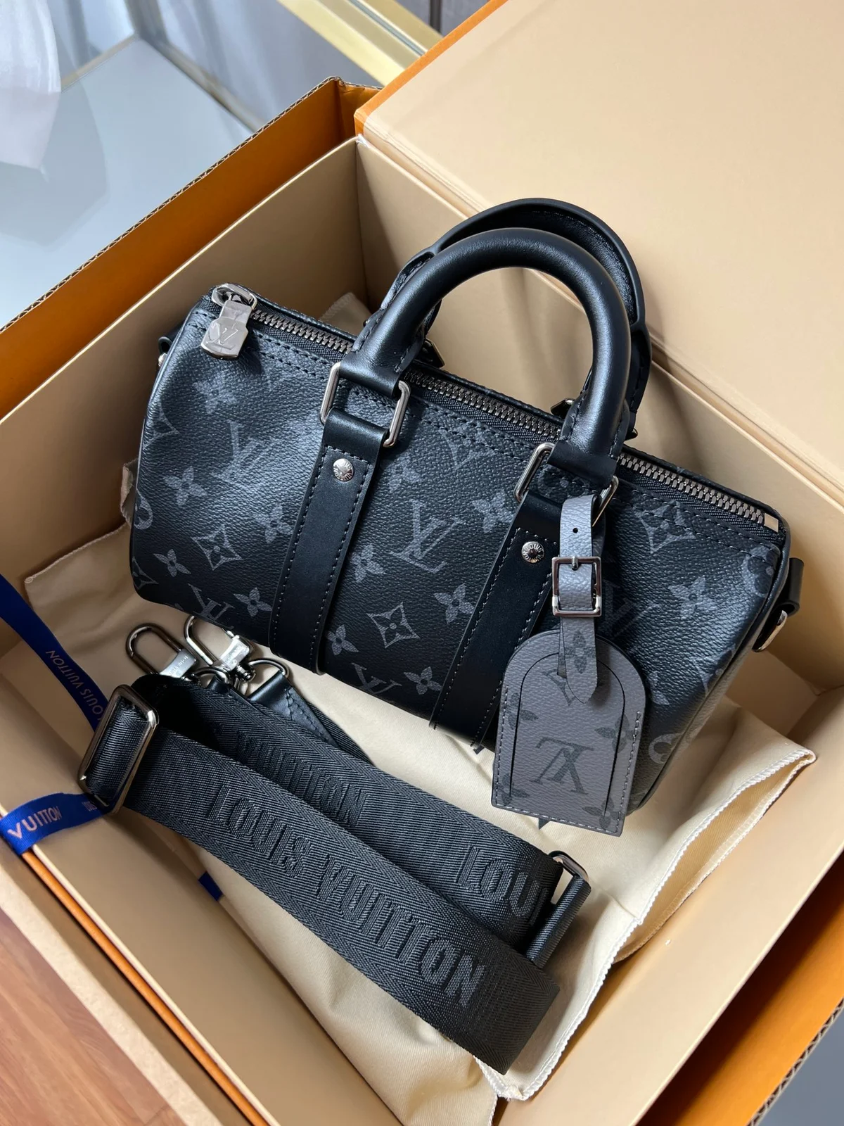 路易威登Keepall Bandoulière 25 Monogram Eclipse Reverse帆布包包 5 路易威登Keepall Bandoulière 25 Monogram Eclipse Reverse帆布包包