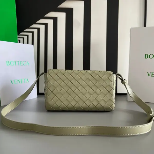 BottegaVeneta洞石綠迷你intrecciato編織皮革斜挎包