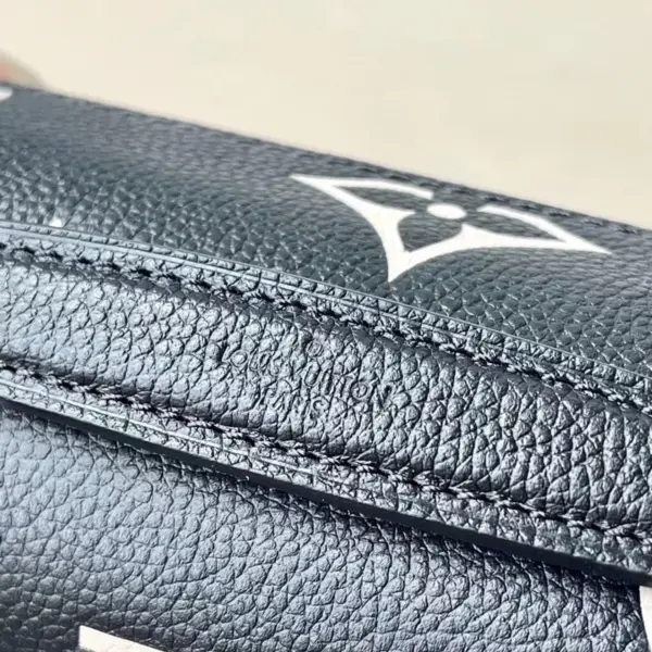 Louis Vuitton Pochette Métis East West 雙色壓花牛皮手提斜挎包