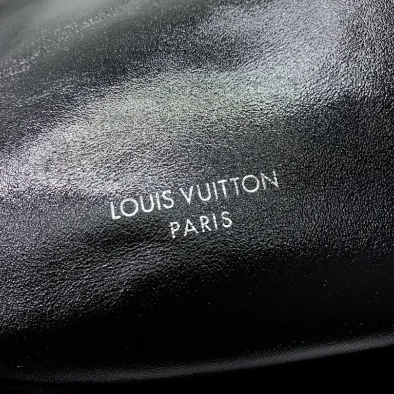 LV x TM CarryAll Vibe MM 小羊皮包包 - 黑色 Monogram 復刻版