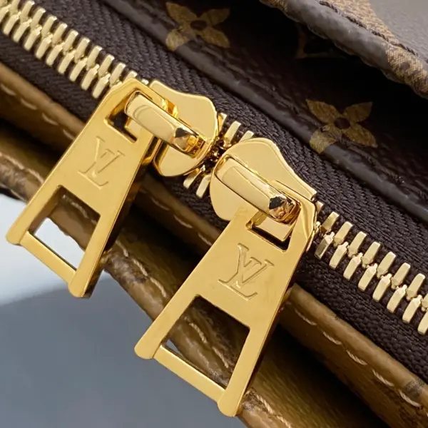 Louis Vuitton OnTheGo East West Chain 包包 - 經典Monogram Giant與多用途設計