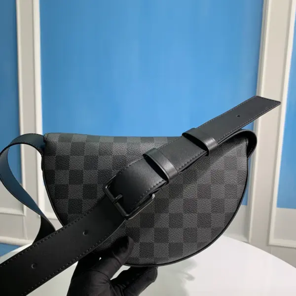 LV Moon 斜背包 - Monogram Eclipse 塗層帆布 半月形設計