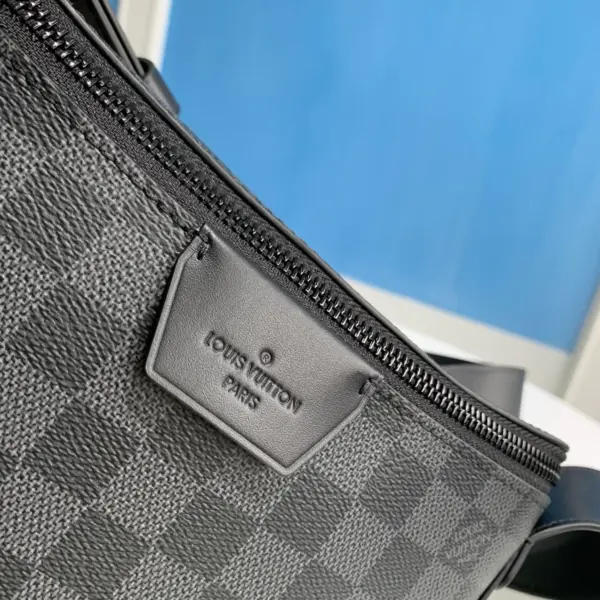 LV Moon 斜背包 - Monogram Eclipse 塗層帆布 半月形設計