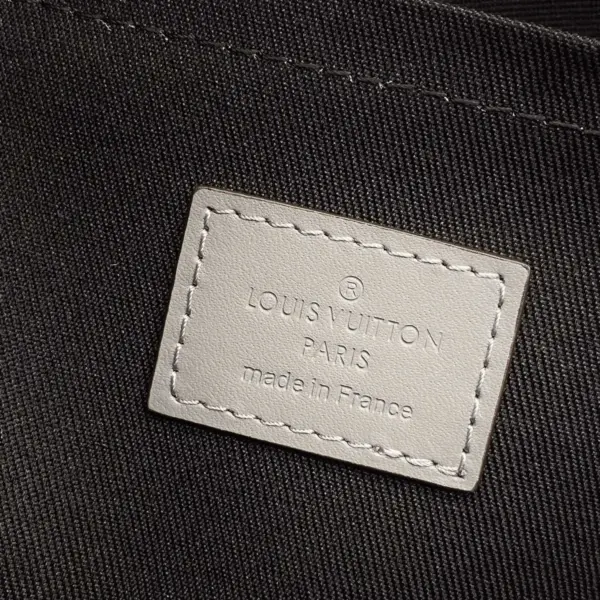 Louis Vuitton Pochette Discovery 灰色Monogram Shadow小牛皮隨身包 17 Louis Vuitton Pochette Discovery 灰色Monogram Shadow小牛皮隨身包