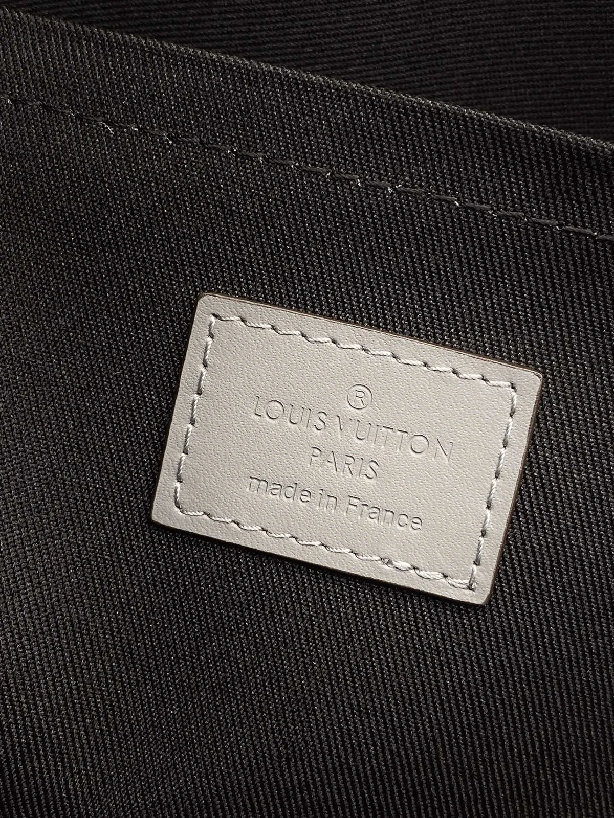Louis Vuitton Pochette Discovery 灰色Monogram Shadow小牛皮隨身包 8 Louis Vuitton Pochette Discovery 灰色Monogram Shadow小牛皮隨身包