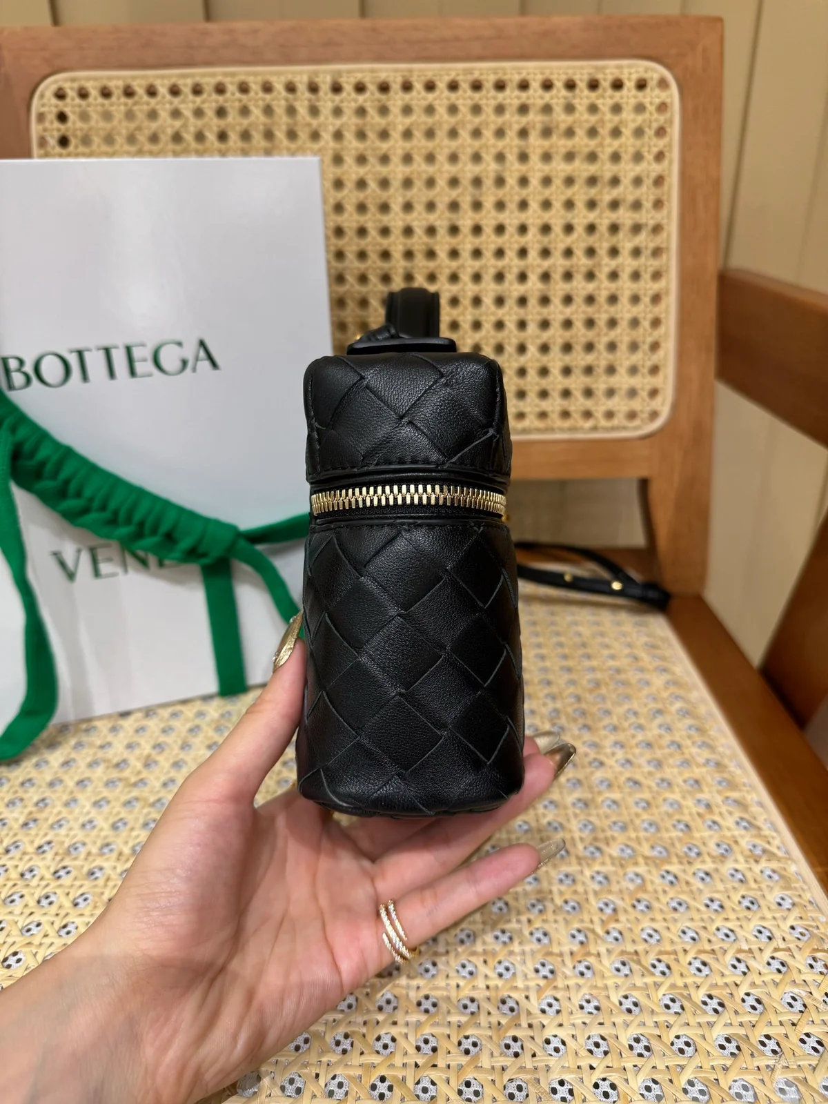 Intrecciato編織皮革化妝包可拆卸背帶 5 Intrecciato編織皮革化妝包可拆卸背帶
