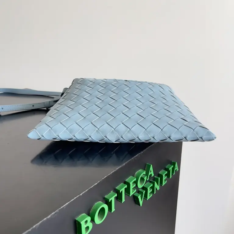 BottegaVeneta冰藍色迷你Intrecciato編織皮革斜挎包
