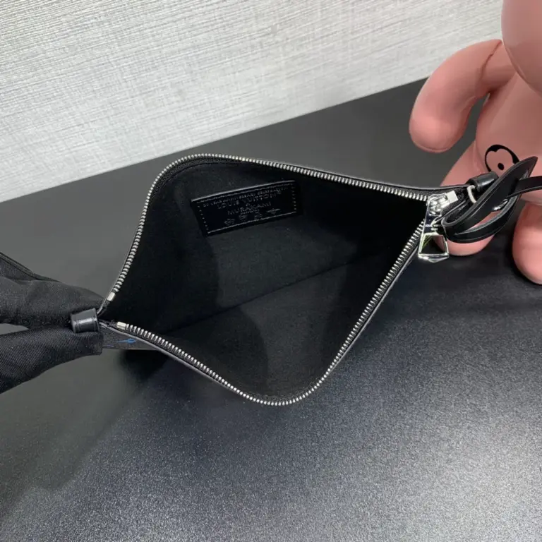 LV x TM CarryAll Vibe MM 小羊皮包包 - 黑色 Monogram 復刻版