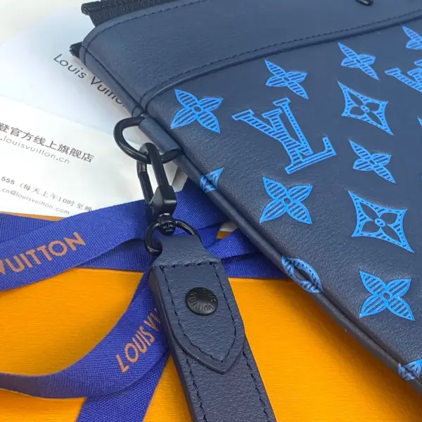 Louis Vuitton Pochette To-Go 隨身包 | 小牛皮Monogram印花 | 可拆式腕帶設計