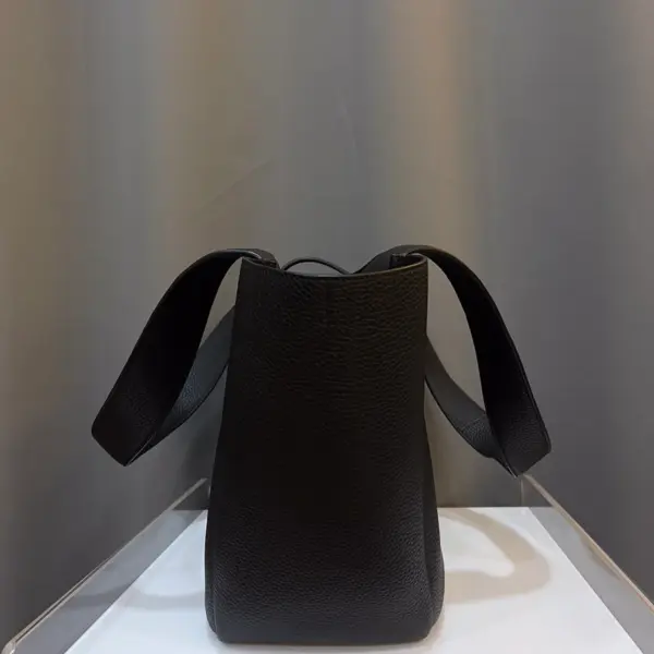EAST/WEST柔軟鹿皮托特包 | CASSANDRE皮革飾片閉合設計 19 EAST/WEST柔軟鹿皮托特包 | CASSANDRE皮革飾片閉合設計