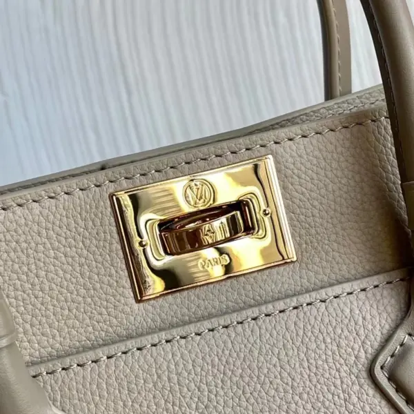 Louis Vuitton On My Side PM 小牛皮鏤空雕花手挽袋