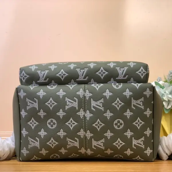 路易威登Discovery Backpack PM橄欖綠Monogram壓花小牛皮背包 14 路易威登Discovery Backpack PM橄欖綠Monogram壓花小牛皮背包