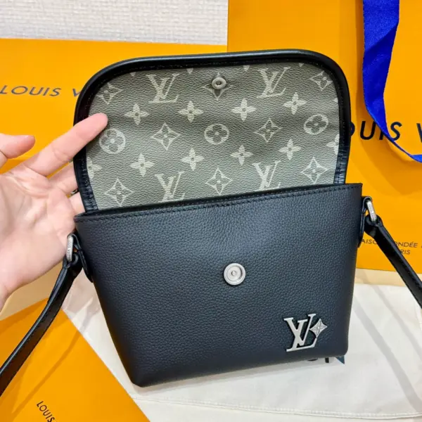 LV Pulse 可穿戴式錢包 - 拼貼設計美學與實用功能完美結合