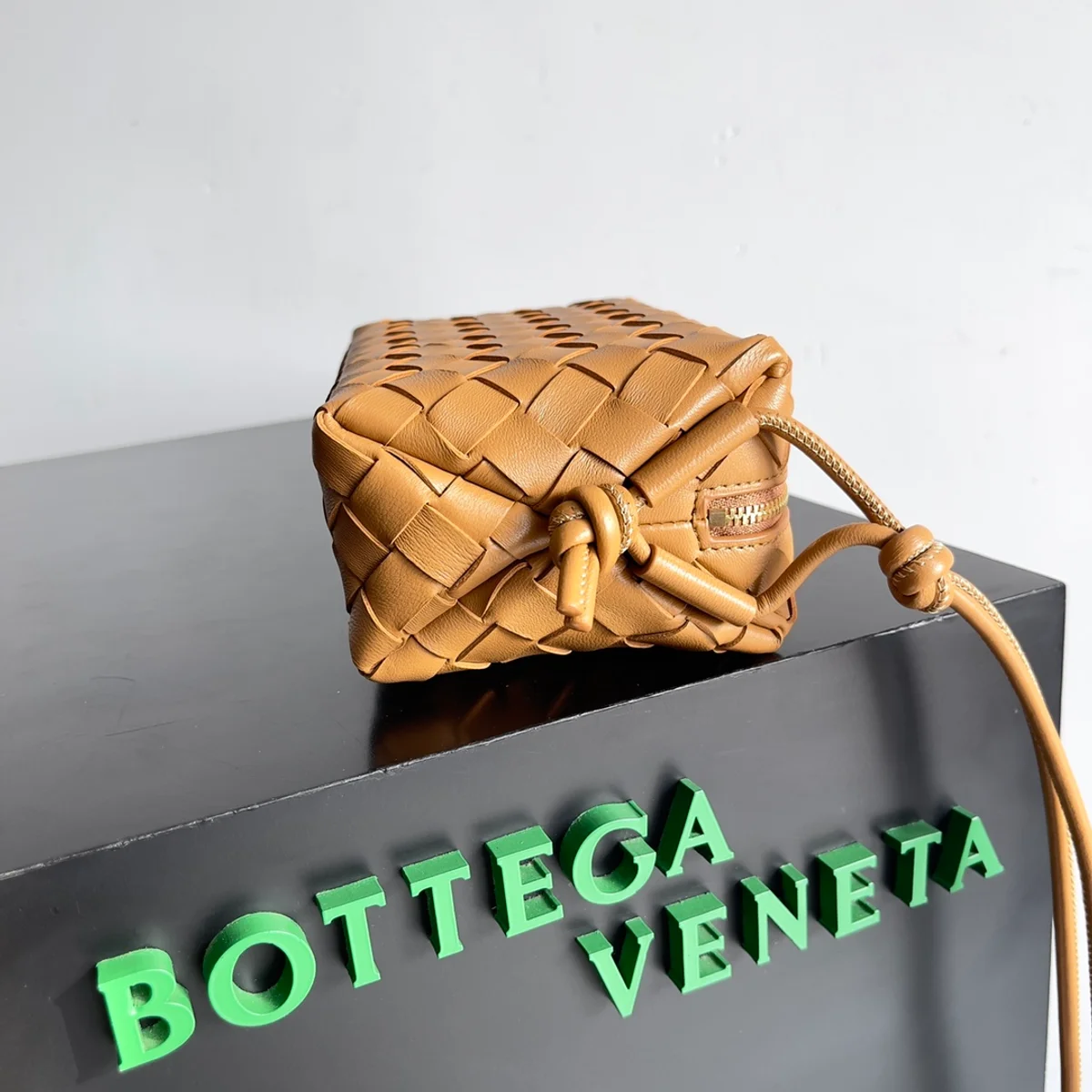 BottegaVeneta駝色Intrecciato編織牛皮革迷你斜挎包 5 BottegaVeneta駝色Intrecciato編織牛皮革迷你斜挎包