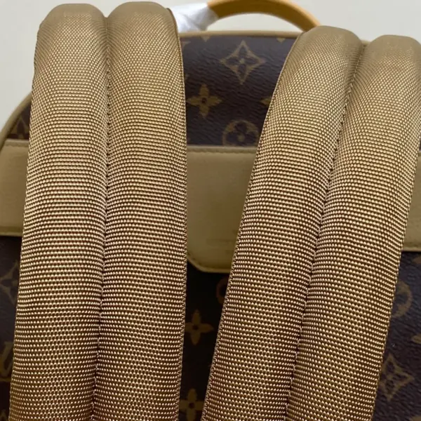 LV Outdoor Backpack 壓花麂皮細節粒面皮革雙肩包 25 LV Outdoor Backpack 壓花麂皮細節粒面皮革雙肩包