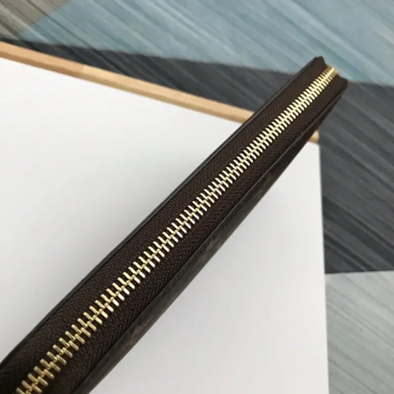 路易威登Monogram帆布拉鏈錢包 - 經典多功能收納設計