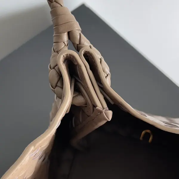 BottegaVenetaIntrecciato編織松果棕大號羊皮革肩背包