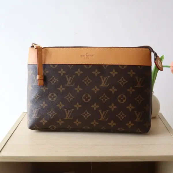LV Pochette Voyage Souple 手拿包 - Monogram帆布旅行收納系列