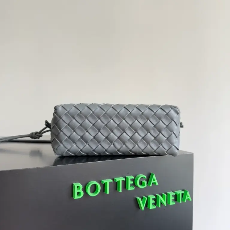 BottegaVenetaIntrecciato編織閃電灰小號斜挎包 13 BottegaVenetaIntrecciato編織閃電灰小號斜挎包