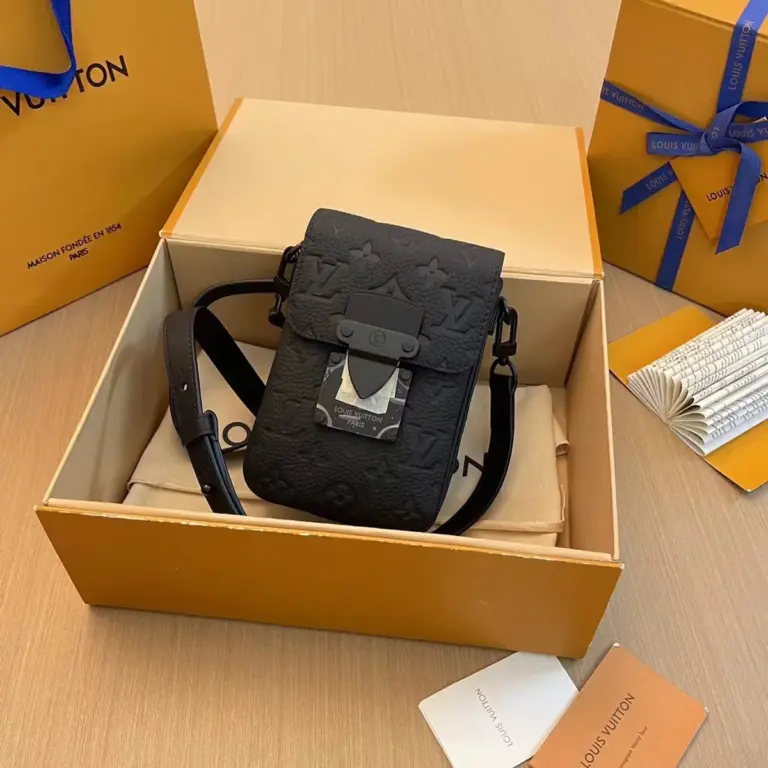 路易威登 S-Lock 直式隨身錢包 - 黑色Taurillon Monogram皮革