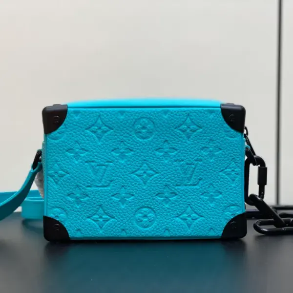 路易威登Mini Soft Trunk Turquoise色Monogram壓花牛皮斜挎包