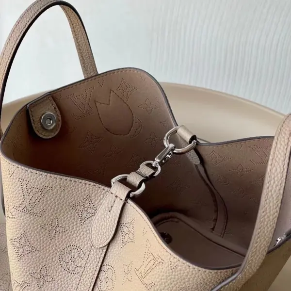 Louis Vuitton Blossom PM 手挽袋 - Mahina打孔通花小牛皮 米色 15 Louis Vuitton Blossom PM 手挽袋 - Mahina打孔通花小牛皮 米色