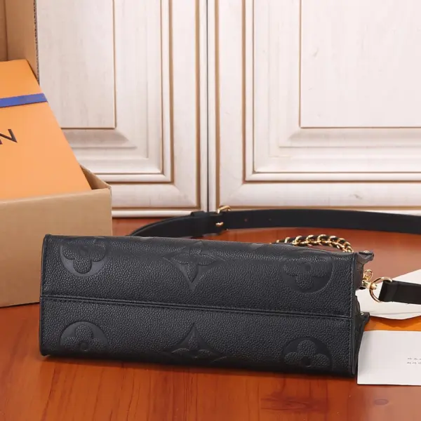 Louis Vuitton OnTheGo East West 黑色壓花粒面牛皮手挽袋