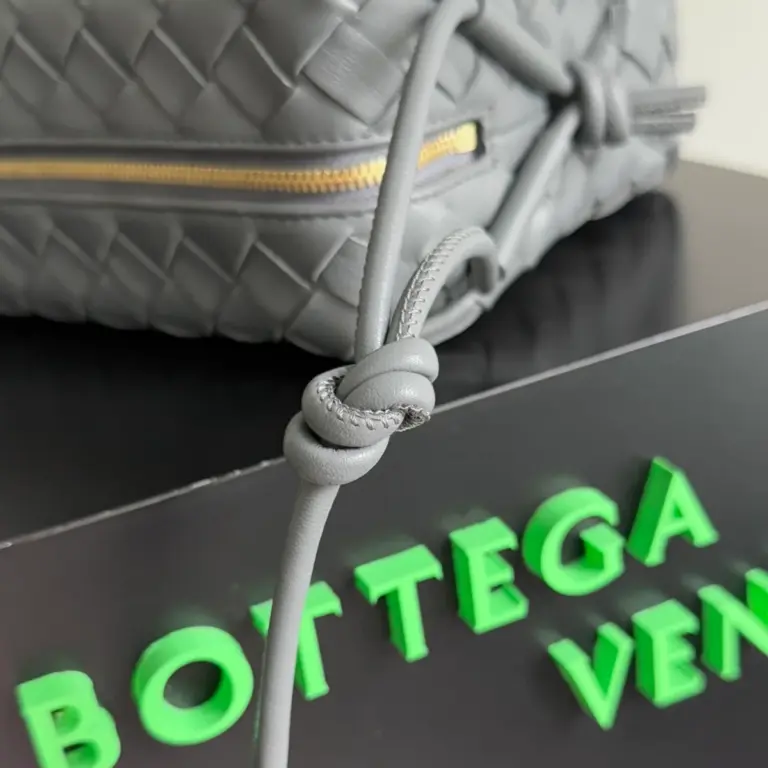 BottegaVenetaIntrecciato編織閃電灰小號斜挎包 16 BottegaVenetaIntrecciato編織閃電灰小號斜挎包