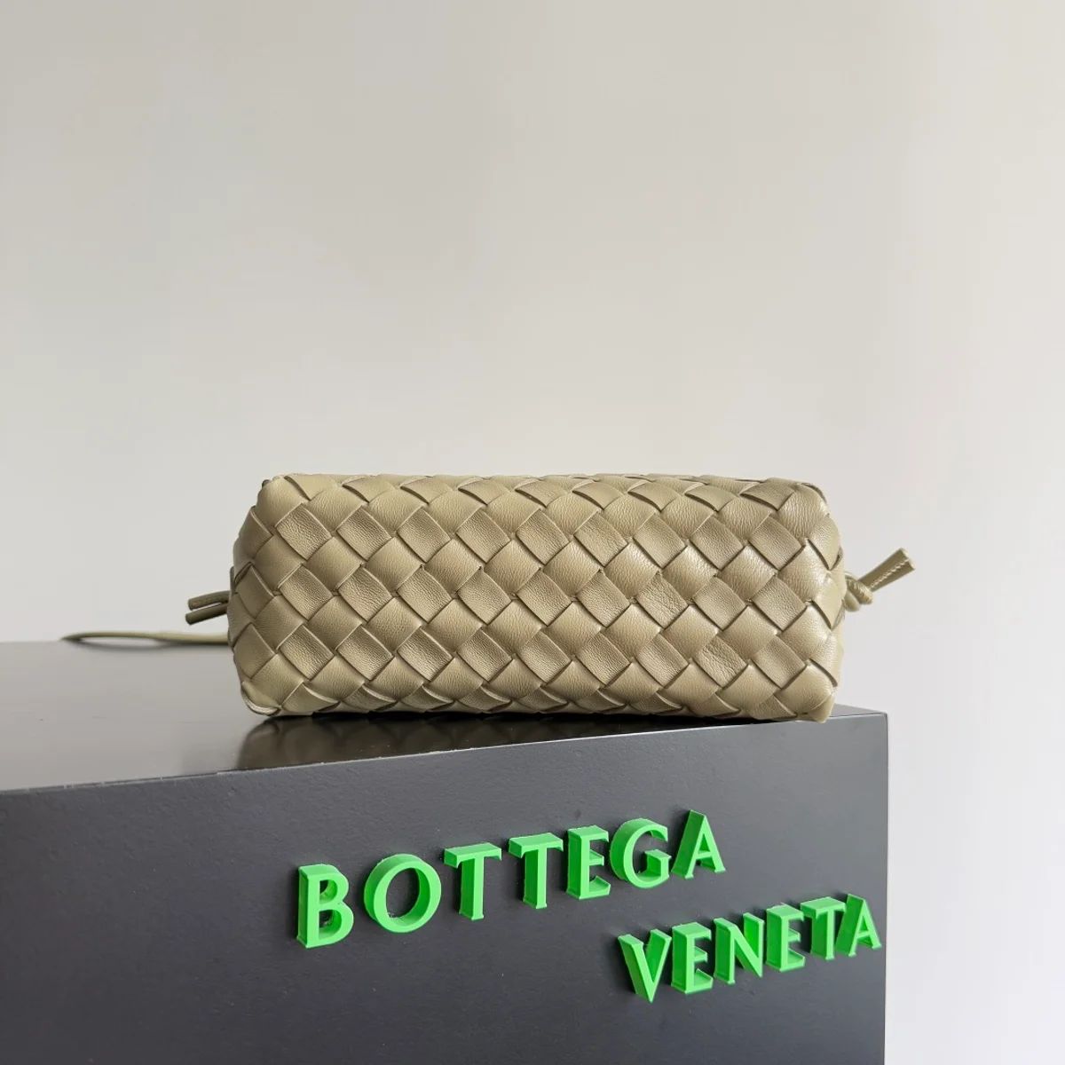 BottegaVeneta洞石色Intrecciato編織小號斜挎包 6 BottegaVeneta洞石色Intrecciato編織小號斜挎包