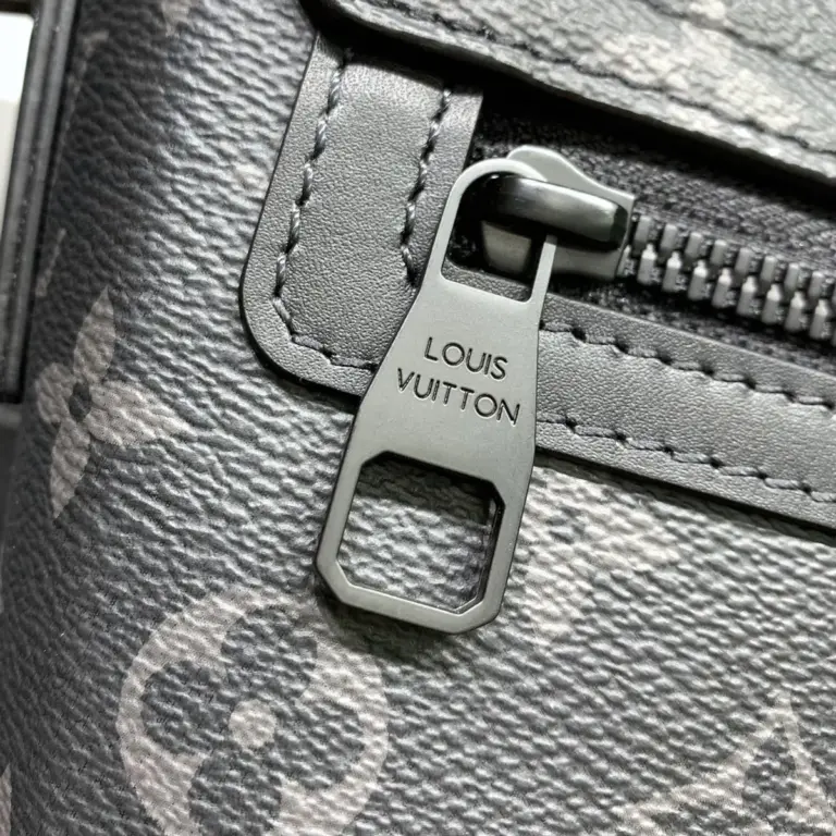 Louis Vuitton S-Cape 郵差包 | Monogram Eclipse 帆布 黑色皮革飾邊