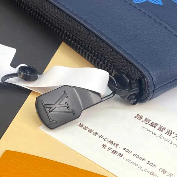 Louis Vuitton Pochette To-Go 隨身包 | 小牛皮Monogram印花 | 可拆式腕帶設計