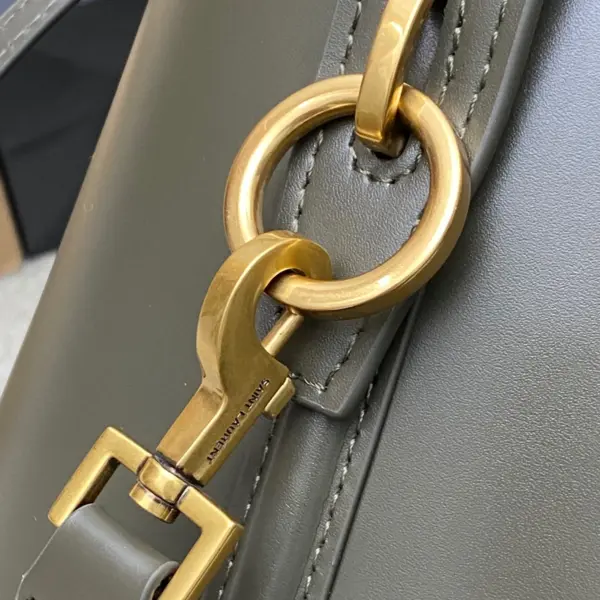 義大利小牛皮水桶包 | 金屬Cassandre鉤扣設計