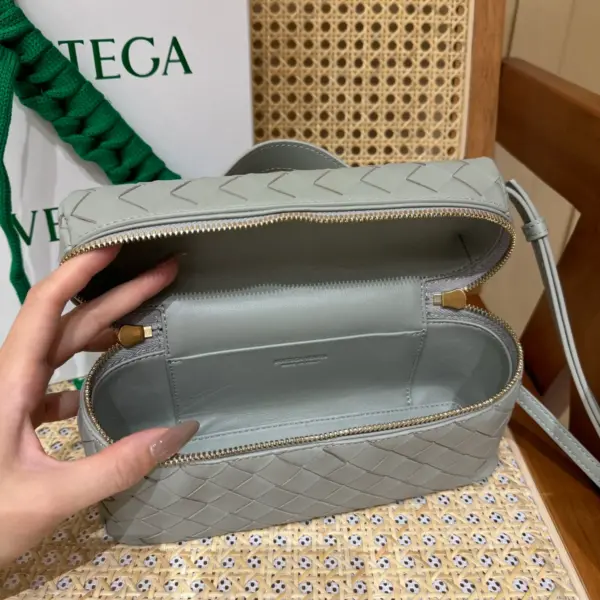 BottegaVeneta銀灰色Intrecciato編織皮革化妝包