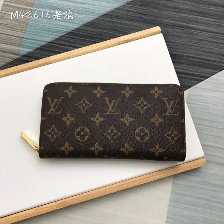 路易威登Monogram帆布拉鏈錢包 - 經典多功能收納設計